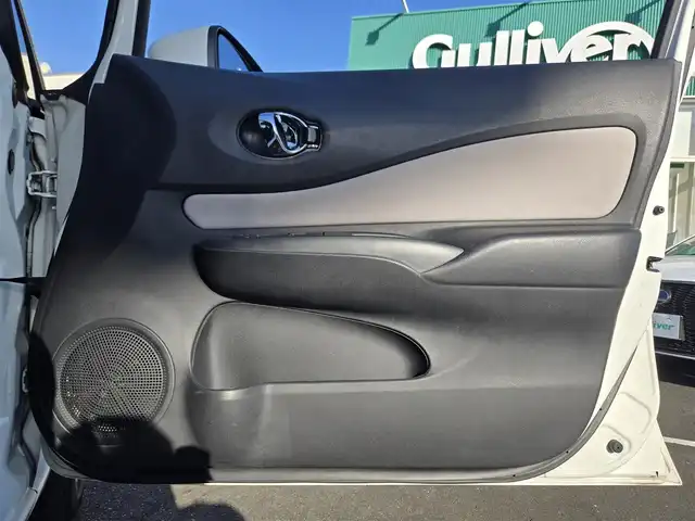 日産 ノート X 鹿児島県 2018(平30)年 5万km ホワイト デジタルインナーミラー　/アラウンドビューモニター　/ＥＴＣ　/社外ＳＤナビ（ＡＶＩＣ－ＲＺ３０１）　/Ｂｌｕｅｔｏｏｔｈオーディオ　/バックカメラ　/フルセグテレビ　/前後コーナーセンサー　/社外前方ドライブレコーダー/横滑り防止装置/レーンキープアシスト/プッシュスタート/スマートキー/Wエアバック