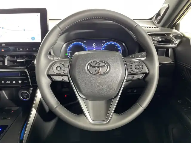 トヨタ ハリアー ハイブリッド Z レザーパッケージ 神奈川県 2024(令6)年 0.4万km プレシャスブラックパール 純正ディスプレイオーディオ/AM FM Bluetooth フルセグ HDMI/パノラマミックビューモニター/JBLプレミアムサウンド/トヨタセーフティセンス/ブラインドスポットモニター/プリクラッシュセーフティ/レーントレーシングアラート/レーダークルーズコントロール/ロードサインアシスト/カーブ速度抑制機能/ドライバー異常時対応システム/横断歩行者検知機能/低速時加速抑制機能/レザーシート/前席シートヒーター/前席シートベンチレーション/パワーシート/メモリシート/ドライブレコーダー付きデジタルインナーミラー/革巻きステアリング/ステアリングリモコン/ステアリングヒーター/ビルトインETC2.0/純正フロアマット/パワーバックドア/電子パーキング/オートホールド/LEDヘッドライト/オートライト/オートマチックハイビーム/純正19インチアルミホイル/プッシュスタート/スマートキー/スペアキー/ドアバイザー