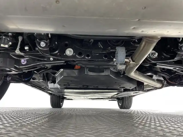 トヨタ ハリアー ハイブリッド Z レザーパッケージ 神奈川県 2024(令6)年 0.4万km プレシャスブラックパール 純正ディスプレイオーディオ/AM FM Bluetooth フルセグ HDMI/パノラマミックビューモニター/JBLプレミアムサウンド/トヨタセーフティセンス/ブラインドスポットモニター/プリクラッシュセーフティ/レーントレーシングアラート/レーダークルーズコントロール/ロードサインアシスト/カーブ速度抑制機能/ドライバー異常時対応システム/横断歩行者検知機能/低速時加速抑制機能/レザーシート/前席シートヒーター/前席シートベンチレーション/パワーシート/メモリシート/ドライブレコーダー付きデジタルインナーミラー/革巻きステアリング/ステアリングリモコン/ステアリングヒーター/ビルトインETC2.0/純正フロアマット/パワーバックドア/電子パーキング/オートホールド/LEDヘッドライト/オートライト/オートマチックハイビーム/純正19インチアルミホイル/プッシュスタート/スマートキー/スペアキー/ドアバイザー