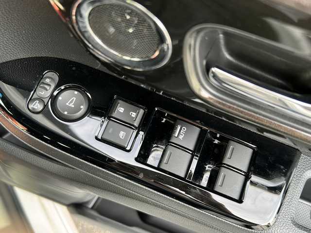 ホンダ Ｎ ＢＯＸ カスタム G L ターボ ホンダセンシング 茨城県 2018(平30)年 4.8万km プラチナホワイトパール 純正SDナビ＆地デジTV【VXU-185NBi】/(地デジTV・CD・DVD・BT・ラジオ再生)/社外ドライブレコーダー（フロント）/ETC/被害軽減システム/プッシュスタート/バックカメラ/アイドリングストップ/サイドエアバック/両側パワースライドドア