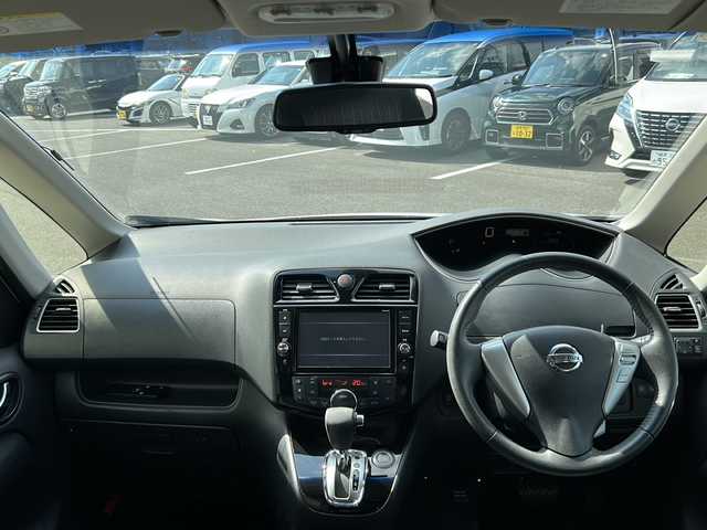 日産 セレナ HWS S HV Vセレ +Sefty 岐阜県 2015(平27)年 1.6万km ブリリアントホワイトパール 登録時走行距離15855キロ/純正７インチナビ/スマートキー/ETC/フォグ/サイドバイザー/バックモニター/全方位モニター/コーナーセンサー前後/レーンキープアシスト/純正フロアマット/3列シート/ウオークスルー/後席モニター/ワンオーナー/オートライト/ウィンカーミラー