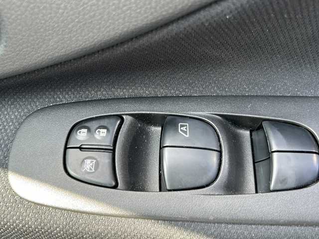 日産 セレナ HWS S HV Vセレ +Sefty 岐阜県 2015(平27)年 1.6万km ブリリアントホワイトパール 登録時走行距離15855キロ/純正７インチナビ/スマートキー/ETC/フォグ/サイドバイザー/バックモニター/全方位モニター/コーナーセンサー前後/レーンキープアシスト/純正フロアマット/3列シート/ウオークスルー/後席モニター/ワンオーナー/オートライト/ウィンカーミラー