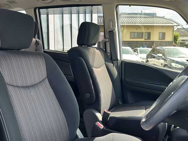 日産 セレナ HWS S HV Vセレ +Sefty 岐阜県 2015(平27)年 1.6万km ブリリアントホワイトパール 登録時走行距離15855キロ/純正７インチナビ/スマートキー/ETC/フォグ/サイドバイザー/バックモニター/全方位モニター/コーナーセンサー前後/レーンキープアシスト/純正フロアマット/3列シート/ウオークスルー/後席モニター/ワンオーナー/オートライト/ウィンカーミラー