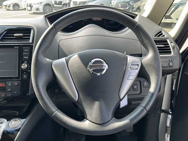 日産 セレナ HWS S HV Vセレ +Sefty 岐阜県 2015(平27)年 1.6万km ブリリアントホワイトパール 登録時走行距離15855キロ/純正７インチナビ/スマートキー/ETC/フォグ/サイドバイザー/バックモニター/全方位モニター/コーナーセンサー前後/レーンキープアシスト/純正フロアマット/3列シート/ウオークスルー/後席モニター/ワンオーナー/オートライト/ウィンカーミラー