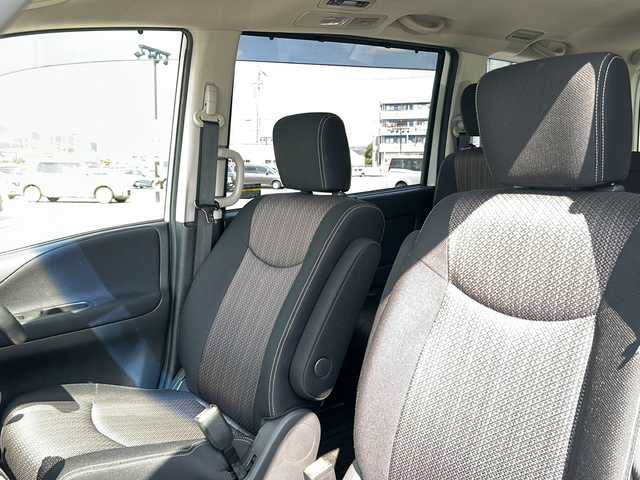 日産 セレナ HWS S HV Vセレ +Sefty 岐阜県 2015(平27)年 1.6万km ブリリアントホワイトパール 登録時走行距離15855キロ/純正７インチナビ/スマートキー/ETC/フォグ/サイドバイザー/バックモニター/全方位モニター/コーナーセンサー前後/レーンキープアシスト/純正フロアマット/3列シート/ウオークスルー/後席モニター/ワンオーナー/オートライト/ウィンカーミラー