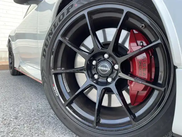 日産 フェアレディ Ｚ ニスモ 滋賀県 2025(令7)年 0.1万km 白 ワンオーナー/RECARO製ニスモシート/ニスモ製ホイール/BOSEサウンド/5YEARS COAT Excellent/９インチ純正メモリーナビ/（AM/FM/TV/USB/Bluetooth）/バックカメラ/ドライブレコーダー/ETC2.0/プリクラッシュブレーキアシスト/レーダークルーズコントロール/レーンキープアシスト	/FCW(前方衝突予測警報)/ＢＳＷ（後側方車両検知警報）/ＲＣＴＡ（後退時車両検知警報）/コーナーセンサー/純正3連メーター/電動格納ミラー/アルカンターラステアリング/ステアリングスイッチ/パドルシフト/オートライト/LEDヘッドライト/リアフォグ/フルオートエアコン/USB端子/タイプC/スマートキー/プッシュスタート/純正フロアマット