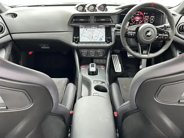 日産 フェアレディ Ｚ ニスモ 滋賀県 2025(令7)年 0.1万km 白 ワンオーナー/RECARO製ニスモシート/ニスモ製ホイール/BOSEサウンド/5YEARS COAT Excellent/９インチ純正メモリーナビ/（AM/FM/TV/USB/Bluetooth）/バックカメラ/ドライブレコーダー/ETC2.0/プリクラッシュブレーキアシスト/レーダークルーズコントロール/レーンキープアシスト	/FCW(前方衝突予測警報)/ＢＳＷ（後側方車両検知警報）/ＲＣＴＡ（後退時車両検知警報）/コーナーセンサー/純正3連メーター/電動格納ミラー/アルカンターラステアリング/ステアリングスイッチ/パドルシフト/オートライト/LEDヘッドライト/リアフォグ/フルオートエアコン/USB端子/タイプC/スマートキー/プッシュスタート/純正フロアマット