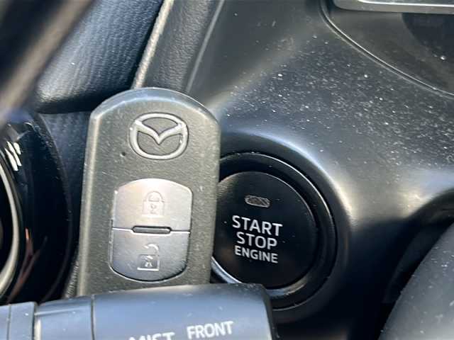 マツダ デミオ 13S 沖縄県 2017(平29)年 8.9万km ディープクリスタルブルーマイカ 純正ナビ/ワンセグテレビ/バックカメラ/アイドリングストップ/プッシュスタート/ETC/前後ドライブレコーダー/Bluetooth接続/カーテンエアバッグ/衝突被害軽減システム/横滑り防止装置