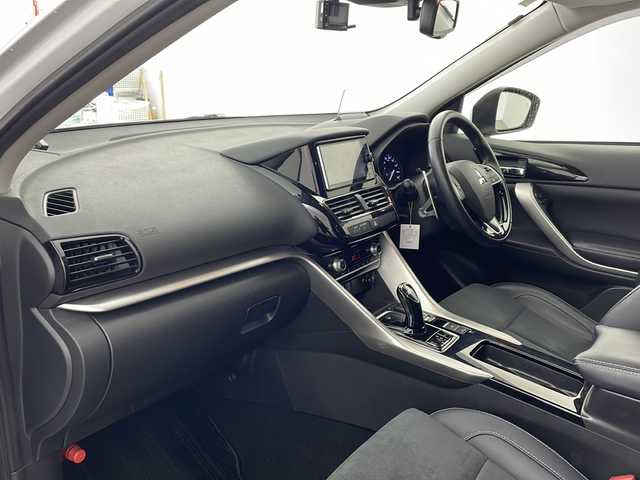 三菱 エクリプス クロス ＰＨＥＶ G 兵庫県 2020(令2)年 4.6万km ホワイトダイヤモンド ・社外ナビ（フルセグ・BD・SD・BT）/・ETC/・前後ドライブレコーダー/・レーダークルーズコントロール/・ヘッドアップディスプレイ/・横滑り防止装置/・車線逸脱警報/・衝突軽減ブレーキ/・AC1500W電源/・パドルシフト/・シートヒーター/・パワーシート/・LEDオートライト/・フォグランプ/・オートマチックハイビーム/・ステアリングヒーター/・電動パーキングブレーキ/・ブレーキホールド/・ステアリングリモコン/・純正18インチアルミホイール/・フロアマット/・コーダーセンサー/・ドアバイザー/・プッシュスタート/・スマートキー/・W＋サイドエアバック/・カーテンエアバック/・オールオートパワーウィンドウ/・防眩ルームミラー