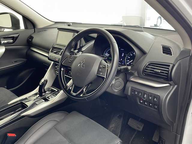 三菱 エクリプス クロス ＰＨＥＶ G 兵庫県 2020(令2)年 4.6万km ホワイトダイヤモンド ・社外ナビ（フルセグ・BD・SD・BT）/・ETC/・前後ドライブレコーダー/・レーダークルーズコントロール/・ヘッドアップディスプレイ/・横滑り防止装置/・車線逸脱警報/・衝突軽減ブレーキ/・AC1500W電源/・パドルシフト/・シートヒーター/・パワーシート/・LEDオートライト/・フォグランプ/・オートマチックハイビーム/・ステアリングヒーター/・電動パーキングブレーキ/・ブレーキホールド/・ステアリングリモコン/・純正18インチアルミホイール/・フロアマット/・コーダーセンサー/・ドアバイザー/・プッシュスタート/・スマートキー/・W＋サイドエアバック/・カーテンエアバック/・オールオートパワーウィンドウ/・防眩ルームミラー