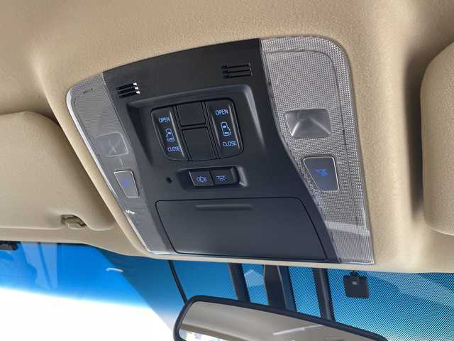 トヨタ アルファードハイブリット G 愛知県 2017(平29)年 5.4万km シルバーM /純正９インチナビ　//ＣＤ　ＤＶＤ　フルセグＴＶ　ＳＤ　ＦＭ　ＡＭ　//バックカメラ　//両側パワースライドドア　//ビルトインＥＴＣ　//ドライブレコーダー//スマートキー//スペアキー　//オットマン　//取扱説明書　//LEDオートヘッドライト//クルーズコントロール　//後席ロールサンシェード//前席パワーシート//シートメモリー//革巻きステアリング//電動パーキングブレーキ//純正フロアマット//純正ドアバイザー//215/65/R16スタッドレス付AW積込