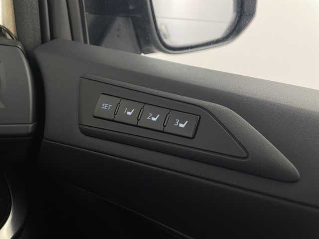 トヨタ アルファードハイブリット G 愛知県 2017(平29)年 5.4万km シルバーM /純正９インチナビ　//ＣＤ　ＤＶＤ　フルセグＴＶ　ＳＤ　ＦＭ　ＡＭ　//バックカメラ　//両側パワースライドドア　//ビルトインＥＴＣ　//ドライブレコーダー//スマートキー//スペアキー　//オットマン　//取扱説明書　//LEDオートヘッドライト//クルーズコントロール　//後席ロールサンシェード//前席パワーシート//シートメモリー//革巻きステアリング//電動パーキングブレーキ//純正フロアマット//純正ドアバイザー//215/65/R16スタッドレス付AW積込