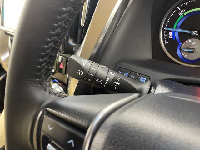 トヨタ アルファードハイブリット G 愛知県 2017(平29)年 5.4万km シルバーM /純正９インチナビ　//ＣＤ　ＤＶＤ　フルセグＴＶ　ＳＤ　ＦＭ　ＡＭ　//バックカメラ　//両側パワースライドドア　//ビルトインＥＴＣ　//ドライブレコーダー//スマートキー//スペアキー　//オットマン　//取扱説明書　//LEDオートヘッドライト//クルーズコントロール　//後席ロールサンシェード//前席パワーシート//シートメモリー//革巻きステアリング//電動パーキングブレーキ//純正フロアマット//純正ドアバイザー//215/65/R16スタッドレス付AW積込