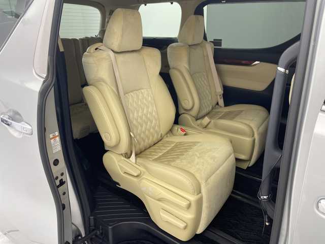 トヨタ アルファードハイブリット G 愛知県 2017(平29)年 5.4万km シルバーM /純正９インチナビ　//ＣＤ　ＤＶＤ　フルセグＴＶ　ＳＤ　ＦＭ　ＡＭ　//バックカメラ　//両側パワースライドドア　//ビルトインＥＴＣ　//ドライブレコーダー//スマートキー//スペアキー　//オットマン　//取扱説明書　//LEDオートヘッドライト//クルーズコントロール　//後席ロールサンシェード//前席パワーシート//シートメモリー//革巻きステアリング//電動パーキングブレーキ//純正フロアマット//純正ドアバイザー//215/65/R16スタッドレス付AW積込