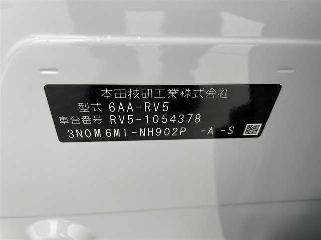 ホンダ ヴェゼル ハイブリッド e:HEV Z 群馬県 2022(令4)年 2.5万km プレミアムサンライトホワイトパール ブラインドスポットインフォメーション/純正フロント/リアロアースカート(クロームメッキガーニッシュ付)/純正エキパイフィニッシャー/センターコンソールイルミネーション(LEDブルーイルミネーション/スモールランプ連動）/＝＝＝＝＝/純正8インチナビ(VXM-225VFEi)/・AM/FM/CD/DVD/SD/Bluetooth/フルセグTV/バックカメラ/ホンダセンシング/・衝突軽減ブレーキ(CMBS)/近距離衝突軽減ブレーキ/・誤発進/後方誤発進抑制機能/・歩行者提言ステアリング/・路外逸脱抑制機能/車線維持支援システム(LKAS)/・渋滞追従機能付アダプティブクルーズコントロール/・先行車発進お知らせ機能/標識認識機能/・オートハイビーム/パーキングセンサーシステム/前席シートヒーター/ステアリングヒーター/ステアリングスイッチ/革巻きステアリング/ハンズフリーパワーテールゲート(予約クローズ機能付)/フルLEDヘッドライト(オートライト/オートレベリング機能)/LEDアクティブコーナリングライト/LEDシーケンシャルターンランプ/ヒルディセントコントロール