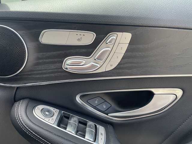 メルセデス・ベンツ Ｃ２００ 4マチック AVG AMGライン 青森県 2018(平30)年 4.3万km ポーラホワイト レーダーセーフティパッケージ/・アクティブディスタンスアシストディストロニック/・アクティブステアリングアシスト/・アクティブレーンチェンジングアシスト/・アクティブエマージェンシーストップアシスト/・アクティブブレーキアシスト/PRESAFEサウンド/・緊急回避補助システム/・渋滞時緊急ブレーキ/・アクティブブラインドスポットアシスト/・アクティブレーンキーピングアシスト/・PRESAFEプラス/・チャイルドセーフティシートセンサー/AMGライン/・AMGスタイリングパッケージ/・ログ付きブレーキキャリパー/・ブラックアッシュウッドトリム/・ステンレスペダル/・AIR BODY CONTROLサスペンション/ドライブレコーダー/エアサス/純正ナビ/（Bt/USB/SD/TV/FM/AM)/革シート/シートヒーター/メモリー付パワーシート/電動リアゲート/コーナーセンサー/LEDライト/オートライト/ハイビームアシスト/プッシュスタート/ウインカーミラー/スマートキーx2/取扱説明書/保証書/点検記録簿　R1.R2.R3.R4.R5有