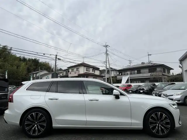 ボルボ Ｖ６０ アルティメット B4 熊本県 2022(令4)年 3.2万km パール harman/kardonサウンド/純正ディスプレイオーディオ/【Bluetooth再生/AppleCarPlay/Androidauto】/全方位モニター/ルーフレール/アダプティブクルーズコントロール/茶革レザーシート/シートヒーター/エアーシート/パイロットアシスト/レーンキーピングエイド/ヘッドアップディスプレイ/純正18インチAW/置くだけ充電/オートハイビーム/LEDオートライト/ドライブレコーダー（前後）/ETC