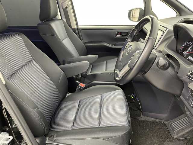 トヨタ ヴォクシー ZS 煌Ⅱ 福岡県 2016(平28)年 7.3万km ブラック 後席モニター　/純正９型ナビ（ＢＴ，フルセグＴＶ）　/バックカメラ　/前後ドラレコ　/ビルトインＥＴＣ　/衝突被害軽減ブレーキ　/レーンキープ　/アイドリングストップ　/ＭＴモード付き　/両側電動スライドドア　/ＬＥＤ