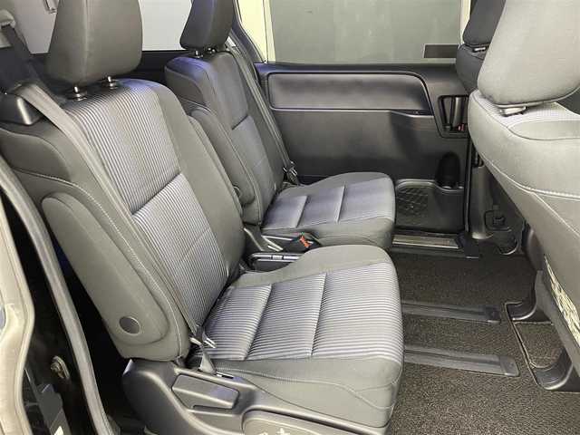 トヨタ ヴォクシー ZS 煌Ⅱ 福岡県 2016(平28)年 7.3万km ブラック 後席モニター　/純正９型ナビ（ＢＴ，フルセグＴＶ）　/バックカメラ　/前後ドラレコ　/ビルトインＥＴＣ　/衝突被害軽減ブレーキ　/レーンキープ　/アイドリングストップ　/ＭＴモード付き　/両側電動スライドドア　/ＬＥＤ