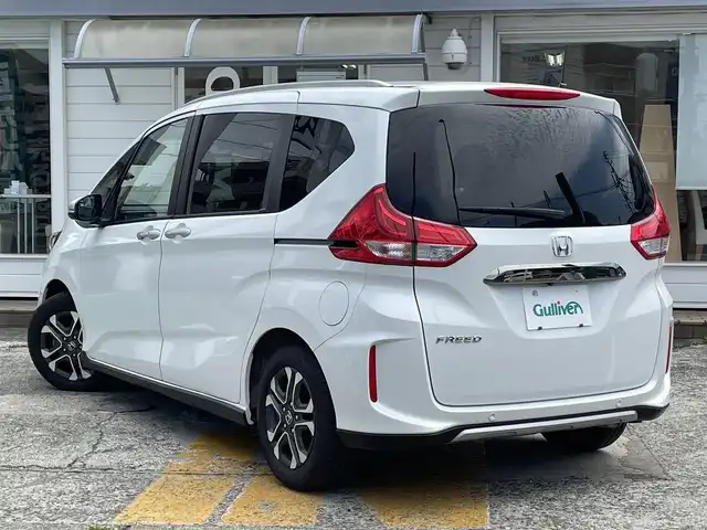 ホンダ フリード クロスター ホンダセンシング 神奈川県 2020(令2)年 1.8万km プラチナホワイトパール ワンオーナー/純正メモリナビ/　（CD・DVD・Bluetooth）/フルセグTV/純正フリップダウンモニター/両側パワースライドドア/ホンダセンシング/アダプティブクルーズコントロール/バックカメラ/ビルトインETC/LEDヘッドライト/LEDフォグライト/ハーフレザーシート/スマートキー/純正15インチAW/保証書/取扱説明書