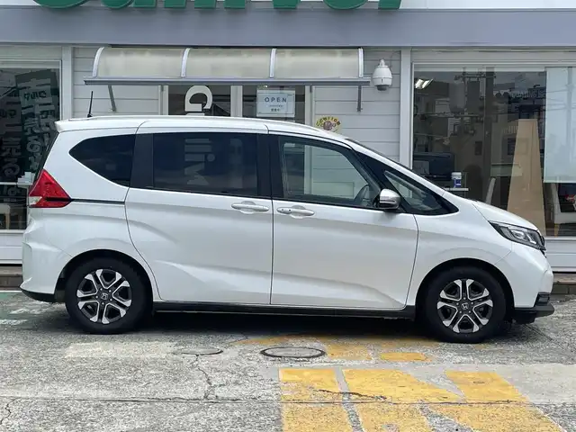 ホンダ フリード クロスター ホンダセンシング 神奈川県 2020(令2)年 1.8万km プラチナホワイトパール ワンオーナー/純正メモリナビ/　（CD・DVD・Bluetooth）/フルセグTV/純正フリップダウンモニター/両側パワースライドドア/ホンダセンシング/アダプティブクルーズコントロール/バックカメラ/ビルトインETC/LEDヘッドライト/LEDフォグライト/ハーフレザーシート/スマートキー/純正15インチAW/保証書/取扱説明書