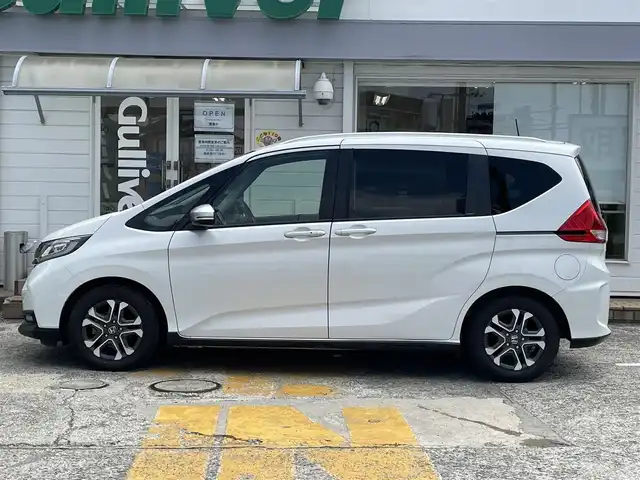 ホンダ フリード クロスター ホンダセンシング 神奈川県 2020(令2)年 1.8万km プラチナホワイトパール ワンオーナー/純正メモリナビ/　（CD・DVD・Bluetooth）/フルセグTV/純正フリップダウンモニター/両側パワースライドドア/ホンダセンシング/アダプティブクルーズコントロール/バックカメラ/ビルトインETC/LEDヘッドライト/LEDフォグライト/ハーフレザーシート/スマートキー/純正15インチAW/保証書/取扱説明書