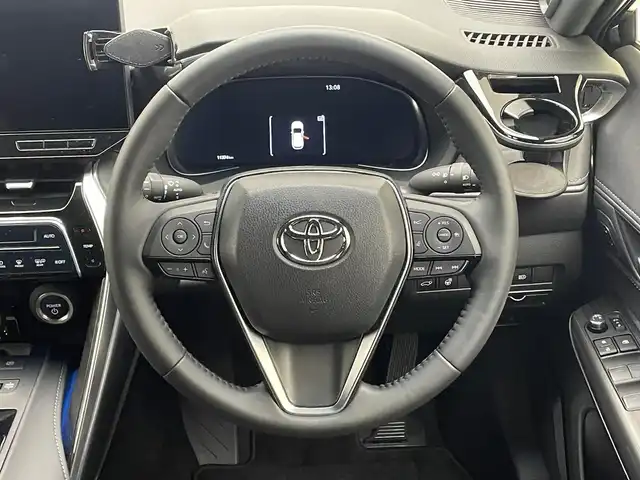 トヨタ ハリアー ハイブリッド Z レザーパッケージ 兵庫県 2024(令6)年 1.2万km プレシャスブラックパール 純正コネクトナビ/（Bluetooth/USB/フルセグTV）/バックカメラ/パノラミックビューモニター/レーダークルーズコントロール/LTA/ブラインドスポットモニター/プリクラッシュセーフティー/RCTA/PKSB/RSA/クリアランスソナー/ヘッドアップディスプレイ/電子パーキング/AUTO HOLD/デジタルインナーミラー/横滑り防止装置/LKA/カーテンエアバッグ/パワーバックドア/レザーシート/シートヒーター（D/N席）/ベンチレーション（D/N席）/ステアリングヒーター/LEDヘッドライト/LEDフォグランプ/オートライト/オートマチックハイビーム/ビルトインETC2.0/純正ドライブレコーダー/純正19インチアルミホイール/純正フロアマット/スマートキー/AC100V