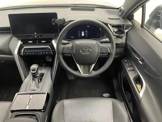 トヨタ ハリアー ハイブリッド Z レザーパッケージ 兵庫県 2024(令6)年 1.2万km プレシャスブラックパール 純正コネクトナビ/（Bluetooth/USB/フルセグTV）/バックカメラ/パノラミックビューモニター/レーダークルーズコントロール/LTA/ブラインドスポットモニター/プリクラッシュセーフティー/RCTA/PKSB/RSA/クリアランスソナー/ヘッドアップディスプレイ/電子パーキング/AUTO HOLD/デジタルインナーミラー/横滑り防止装置/LKA/カーテンエアバッグ/パワーバックドア/レザーシート/シートヒーター（D/N席）/ベンチレーション（D/N席）/ステアリングヒーター/LEDヘッドライト/LEDフォグランプ/オートライト/オートマチックハイビーム/ビルトインETC2.0/純正ドライブレコーダー/純正19インチアルミホイール/純正フロアマット/スマートキー/AC100V