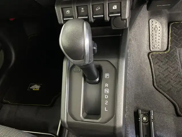 スズキ ジムニー シエラ JC 鹿児島県 2024(令6)年 1.5万km ジャングルグリーン 社外SDナビ/（AM/FM/CD/DVD/Bluetooth)/フルセグテレビ/バックカメラ/衝突軽減ブレーキ/クルーズコントロール/前席シートヒーター/ＥＴＣ/4WD/前後ドライブレコーダー/ＬＥＤヘッドライト/ヘッドライトウォッシャー/オートライト/アイドリングストップ/スマートキー/純正フロアマット