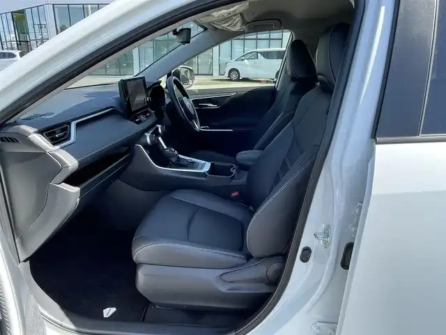 トヨタ ＲＡＶ４ ハイブリッドG 道央・札幌 2024(令6)年 1万km プラチナホワイトパールマイカ ４WD/寒冷地仕様/純正メーカーナビ/AM/FM/BT/フルセグ/トヨタセーフティセンス/プリクラッシュセーフティ/横滑り防止装置/レーダークルーズコントロール/レーンキープアシスト/クリアランスソナー/ブラインドスポットモニター/パーキングサポートブレーキ/リアクロストラフィックアラート/ロードサインアシスト/アラウンドビューモニター/ビルトインETC2.0/ミラー一体型ドライブレコーダー/パワーバックドア/D席パワーシート/前席シートヒーター/前席エアシート/レザーシート/革巻きステアリング/ステアリングリモコン/ハンドルヒーター/プッシュスタート/スマートキー/LEDヘッドライト/オートライト/オートハイビーム/フォグランプ/電動格納ミラー/純正フロアマット/ドアバイザー