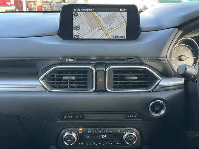 マツダ ＣＸ－５ XD プロアクティブ 島根県 2017(平29)年 9.1万km スノーフレイクホワイトパールマイカ 純正ＳＤナビ　/(AM/FM/フルセグTV/ＤＶＤ再生/Ｂｌｕｅｔｏｏｔｈ接続)　/ＢＯＳＥサウンドスピーカー　/バックカメラ　/前方ドライブレコーダー　/ＥＴＣ　/マツダ・レーダー・クルーズ・コントロール/ブラインドスポットモニター/前後コーナーセンサー/レーンアシスト/ヘッドアップディスプレイ　/パワーバックドア　/運転席メモリーシート/パワーシート　/前席シートヒーター/ステアリングヒーター/電動パーキングブレーキ/オートホールド/MTモード付AT　/オートハイビーム／ライト/純正LEDヘッドライト/純正19インチアルミホイール　/純正フロアマット