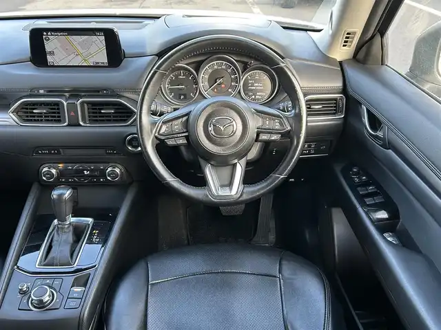 マツダ ＣＸ－５ XD プロアクティブ 島根県 2017(平29)年 9.1万km スノーフレイクホワイトパールマイカ 純正ＳＤナビ　/(AM/FM/フルセグTV/ＤＶＤ再生/Ｂｌｕｅｔｏｏｔｈ接続)　/ＢＯＳＥサウンドスピーカー　/バックカメラ　/前方ドライブレコーダー　/ＥＴＣ　/マツダ・レーダー・クルーズ・コントロール/ブラインドスポットモニター/前後コーナーセンサー/レーンアシスト/ヘッドアップディスプレイ　/パワーバックドア　/運転席メモリーシート/パワーシート　/前席シートヒーター/ステアリングヒーター/電動パーキングブレーキ/オートホールド/MTモード付AT　/オートハイビーム／ライト/純正LEDヘッドライト/純正19インチアルミホイール　/純正フロアマット