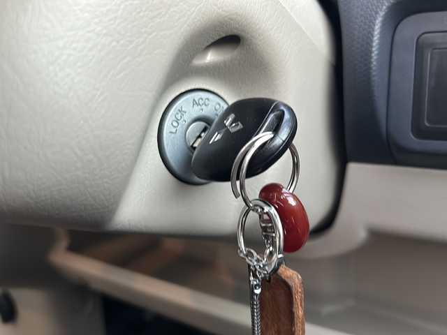 三菱 ｅＫワゴン M 鳥取県 2013(平25)年 3.3万km クールシルバーメタリック ワンオーナー/スタッドレスタイヤ4本積み込み/５速MT/CD/AM/FM/２WD/ドアバイザー