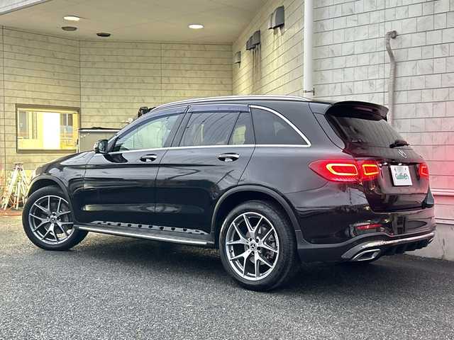 メルセデス・ベンツ ＧＬＣ３００ 4マチック AMGライン 神奈川県 2021(令3)年 3.4万km オブシディアンブラック ワンオーナー/サンルーフ/Burmesterプレミアムサウンド/純正ナビ（FM/AM/USB/BT/フルセグTV)/全方位カメラ/パドルシフト/レーダークルーズコントロール/ETC2.0/電動パーキングブレーキ/電動リアゲート/前後コーナーセンサー/アクティブレーンキーピングアシスト/アクティブブレーキアシスト/ブラインドスポットモニター/道路標識アシスト/横滑り防止装置/おくだけ充電/ハーフレザーシート/D/N席メモリパワーシート/全席シートヒーター/ISOFIX/両側サイドステップ/純正フロアマット/純正アルミホイール/純正ドアバイザー/スペアキー×１/保証書/取扱説明書