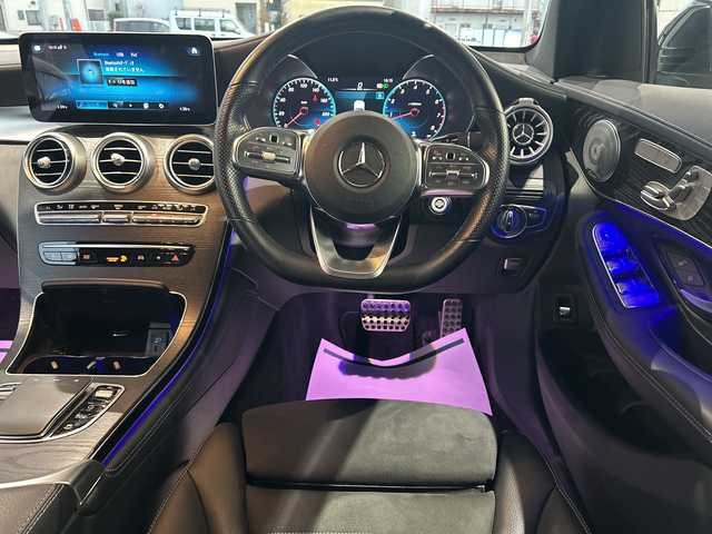 メルセデス・ベンツ ＧＬＣ３００ 4マチック AMGライン 神奈川県 2021(令3)年 3.4万km オブシディアンブラック ワンオーナー/サンルーフ/Burmesterプレミアムサウンド/純正ナビ（FM/AM/USB/BT/フルセグTV)/全方位カメラ/パドルシフト/レーダークルーズコントロール/ETC2.0/電動パーキングブレーキ/電動リアゲート/前後コーナーセンサー/アクティブレーンキーピングアシスト/アクティブブレーキアシスト/ブラインドスポットモニター/道路標識アシスト/横滑り防止装置/おくだけ充電/ハーフレザーシート/D/N席メモリパワーシート/全席シートヒーター/ISOFIX/両側サイドステップ/純正フロアマット/純正アルミホイール/純正ドアバイザー/スペアキー×１/保証書/取扱説明書