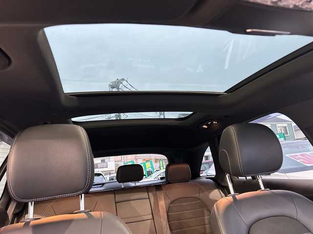 メルセデス・ベンツ ＧＬＣ３００ 4マチック AMGライン 神奈川県 2021(令3)年 3.4万km オブシディアンブラック ワンオーナー/サンルーフ/Burmesterプレミアムサウンド/純正ナビ（FM/AM/USB/BT/フルセグTV)/全方位カメラ/パドルシフト/レーダークルーズコントロール/ETC2.0/電動パーキングブレーキ/電動リアゲート/前後コーナーセンサー/アクティブレーンキーピングアシスト/アクティブブレーキアシスト/ブラインドスポットモニター/道路標識アシスト/横滑り防止装置/おくだけ充電/ハーフレザーシート/D/N席メモリパワーシート/全席シートヒーター/ISOFIX/両側サイドステップ/純正フロアマット/純正アルミホイール/純正ドアバイザー/スペアキー×１/保証書/取扱説明書