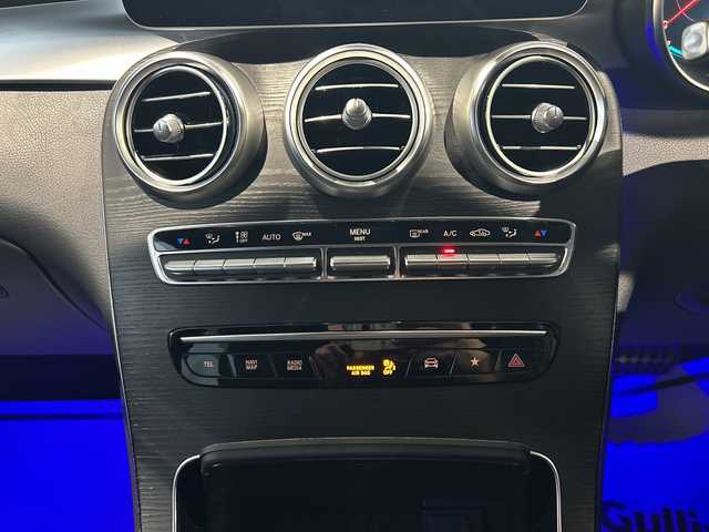 メルセデス・ベンツ ＧＬＣ３００ 4マチック AMGライン 神奈川県 2021(令3)年 3.4万km オブシディアンブラック ワンオーナー/サンルーフ/Burmesterプレミアムサウンド/純正ナビ（FM/AM/USB/BT/フルセグTV)/全方位カメラ/パドルシフト/レーダークルーズコントロール/ETC2.0/電動パーキングブレーキ/電動リアゲート/前後コーナーセンサー/アクティブレーンキーピングアシスト/アクティブブレーキアシスト/ブラインドスポットモニター/道路標識アシスト/横滑り防止装置/おくだけ充電/ハーフレザーシート/D/N席メモリパワーシート/全席シートヒーター/ISOFIX/両側サイドステップ/純正フロアマット/純正アルミホイール/純正ドアバイザー/スペアキー×１/保証書/取扱説明書