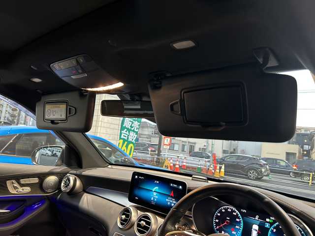 メルセデス・ベンツ ＧＬＣ３００ 4マチック AMGライン 神奈川県 2021(令3)年 3.4万km オブシディアンブラック ワンオーナー/サンルーフ/Burmesterプレミアムサウンド/純正ナビ（FM/AM/USB/BT/フルセグTV)/全方位カメラ/パドルシフト/レーダークルーズコントロール/ETC2.0/電動パーキングブレーキ/電動リアゲート/前後コーナーセンサー/アクティブレーンキーピングアシスト/アクティブブレーキアシスト/ブラインドスポットモニター/道路標識アシスト/横滑り防止装置/おくだけ充電/ハーフレザーシート/D/N席メモリパワーシート/全席シートヒーター/ISOFIX/両側サイドステップ/純正フロアマット/純正アルミホイール/純正ドアバイザー/スペアキー×１/保証書/取扱説明書