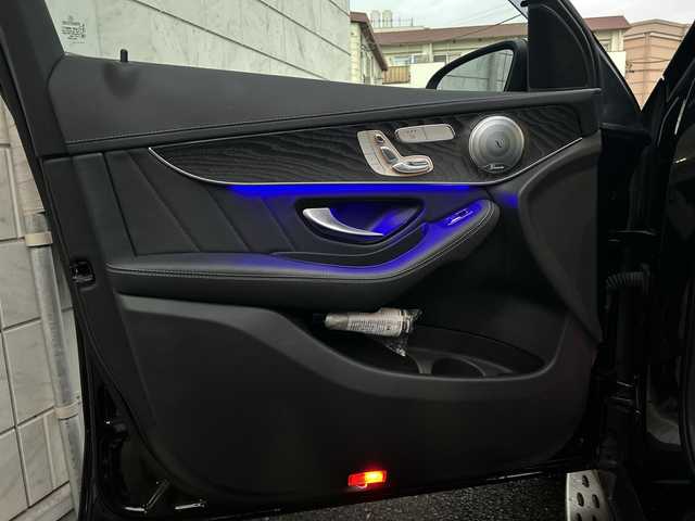 メルセデス・ベンツ ＧＬＣ３００ 4マチック AMGライン 神奈川県 2021(令3)年 3.4万km オブシディアンブラック ワンオーナー/サンルーフ/Burmesterプレミアムサウンド/純正ナビ（FM/AM/USB/BT/フルセグTV)/全方位カメラ/パドルシフト/レーダークルーズコントロール/ETC2.0/電動パーキングブレーキ/電動リアゲート/前後コーナーセンサー/アクティブレーンキーピングアシスト/アクティブブレーキアシスト/ブラインドスポットモニター/道路標識アシスト/横滑り防止装置/おくだけ充電/ハーフレザーシート/D/N席メモリパワーシート/全席シートヒーター/ISOFIX/両側サイドステップ/純正フロアマット/純正アルミホイール/純正ドアバイザー/スペアキー×１/保証書/取扱説明書