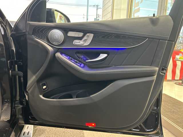 メルセデス・ベンツ ＧＬＣ３００ 4マチック AMGライン 神奈川県 2021(令3)年 3.4万km オブシディアンブラック ワンオーナー/サンルーフ/Burmesterプレミアムサウンド/純正ナビ（FM/AM/USB/BT/フルセグTV)/全方位カメラ/パドルシフト/レーダークルーズコントロール/ETC2.0/電動パーキングブレーキ/電動リアゲート/前後コーナーセンサー/アクティブレーンキーピングアシスト/アクティブブレーキアシスト/ブラインドスポットモニター/道路標識アシスト/横滑り防止装置/おくだけ充電/ハーフレザーシート/D/N席メモリパワーシート/全席シートヒーター/ISOFIX/両側サイドステップ/純正フロアマット/純正アルミホイール/純正ドアバイザー/スペアキー×１/保証書/取扱説明書
