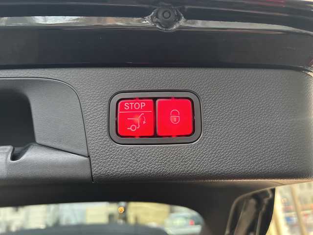 メルセデス・ベンツ ＧＬＣ３００ 4マチック AMGライン 神奈川県 2021(令3)年 3.4万km オブシディアンブラック ワンオーナー/サンルーフ/Burmesterプレミアムサウンド/純正ナビ（FM/AM/USB/BT/フルセグTV)/全方位カメラ/パドルシフト/レーダークルーズコントロール/ETC2.0/電動パーキングブレーキ/電動リアゲート/前後コーナーセンサー/アクティブレーンキーピングアシスト/アクティブブレーキアシスト/ブラインドスポットモニター/道路標識アシスト/横滑り防止装置/おくだけ充電/ハーフレザーシート/D/N席メモリパワーシート/全席シートヒーター/ISOFIX/両側サイドステップ/純正フロアマット/純正アルミホイール/純正ドアバイザー/スペアキー×１/保証書/取扱説明書