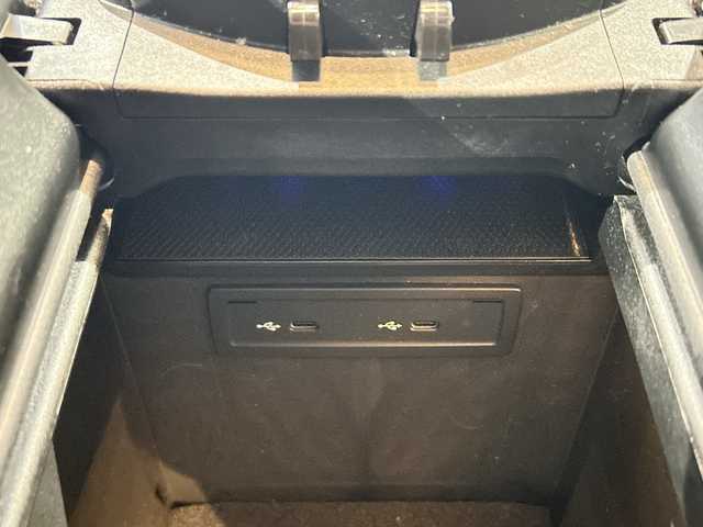 メルセデス・ベンツ ＧＬＣ３００ 4マチック AMGライン 神奈川県 2021(令3)年 3.4万km オブシディアンブラック ワンオーナー/サンルーフ/Burmesterプレミアムサウンド/純正ナビ（FM/AM/USB/BT/フルセグTV)/全方位カメラ/パドルシフト/レーダークルーズコントロール/ETC2.0/電動パーキングブレーキ/電動リアゲート/前後コーナーセンサー/アクティブレーンキーピングアシスト/アクティブブレーキアシスト/ブラインドスポットモニター/道路標識アシスト/横滑り防止装置/おくだけ充電/ハーフレザーシート/D/N席メモリパワーシート/全席シートヒーター/ISOFIX/両側サイドステップ/純正フロアマット/純正アルミホイール/純正ドアバイザー/スペアキー×１/保証書/取扱説明書