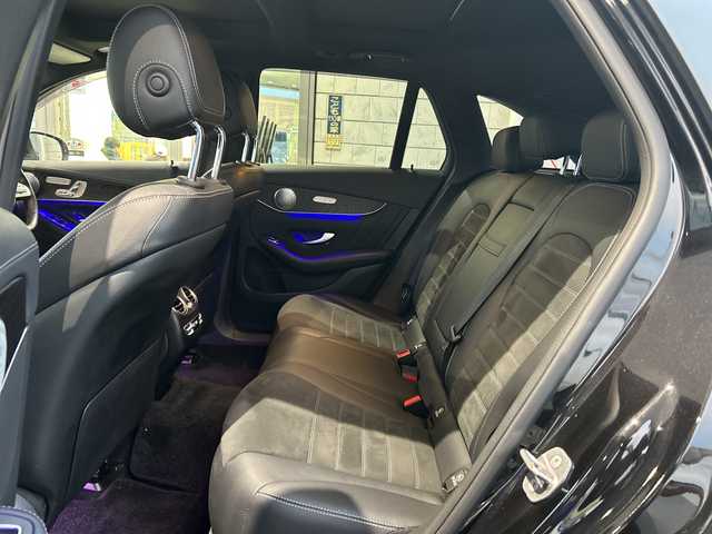 メルセデス・ベンツ ＧＬＣ３００ 4マチック AMGライン 神奈川県 2021(令3)年 3.4万km オブシディアンブラック ワンオーナー/サンルーフ/Burmesterプレミアムサウンド/純正ナビ（FM/AM/USB/BT/フルセグTV)/全方位カメラ/パドルシフト/レーダークルーズコントロール/ETC2.0/電動パーキングブレーキ/電動リアゲート/前後コーナーセンサー/アクティブレーンキーピングアシスト/アクティブブレーキアシスト/ブラインドスポットモニター/道路標識アシスト/横滑り防止装置/おくだけ充電/ハーフレザーシート/D/N席メモリパワーシート/全席シートヒーター/ISOFIX/両側サイドステップ/純正フロアマット/純正アルミホイール/純正ドアバイザー/スペアキー×１/保証書/取扱説明書