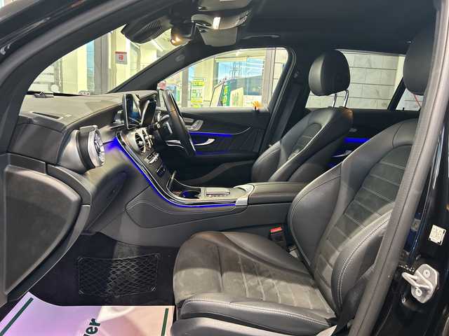 メルセデス・ベンツ ＧＬＣ３００ 4マチック AMGライン 神奈川県 2021(令3)年 3.4万km オブシディアンブラック ワンオーナー/サンルーフ/Burmesterプレミアムサウンド/純正ナビ（FM/AM/USB/BT/フルセグTV)/全方位カメラ/パドルシフト/レーダークルーズコントロール/ETC2.0/電動パーキングブレーキ/電動リアゲート/前後コーナーセンサー/アクティブレーンキーピングアシスト/アクティブブレーキアシスト/ブラインドスポットモニター/道路標識アシスト/横滑り防止装置/おくだけ充電/ハーフレザーシート/D/N席メモリパワーシート/全席シートヒーター/ISOFIX/両側サイドステップ/純正フロアマット/純正アルミホイール/純正ドアバイザー/スペアキー×１/保証書/取扱説明書