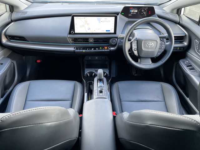 トヨタ プリウス Z 岐阜県 2024(令6)年 6.7万km プラチナホワイトパールマイカ 登録時走行距離66800ｋｍ/純正12.3型ディスプレイオーディオ/フルセグＴＶ/全方位カメラ（アラウンドビューモニター）/バックカメラ/Blue tooth・USB/ビルトインETC2.0/トヨタセーフティセンス/ブラインドスポットモニター/コーナーセンサー前後/レーダークルーズコントロール/レーンキープアシスト/LEDヘッドライト/オートマチックハイビーム/オートライト/横滑り防止装置/ドライブレコーダー/盗難防止装置/SRSエアバッグシステム運転席・助手席+サイド/カーテンエアバッグ/レザーシート/パワーシート運転席/エアシート前席/シートヒーター前席/電動リアゲート/純正フロアマット/ステアリングヒーター/プッシュスタート/スマートキー/スペアキー1本/アイドリングストップ/AC100V電源/ドアバイザー/保証書/記録簿/禁煙車