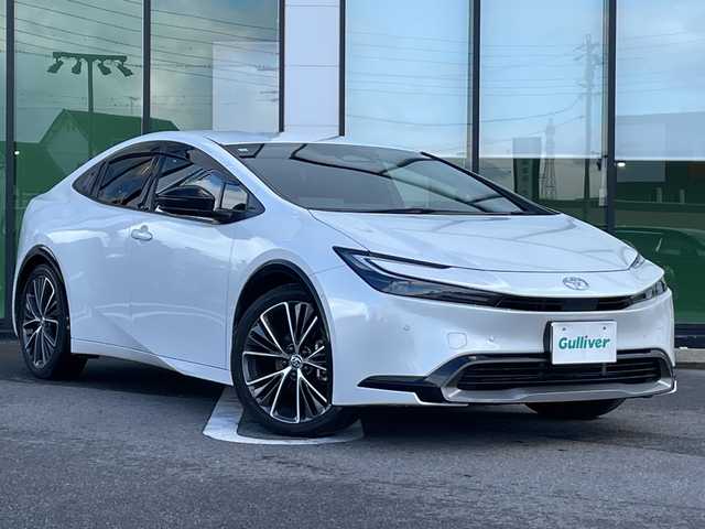 トヨタ プリウス Z 岐阜県 2024(令6)年 6.7万km プラチナホワイトパールマイカ 登録時走行距離66800ｋｍ/純正12.3型ディスプレイオーディオ/フルセグＴＶ/全方位カメラ（アラウンドビューモニター）/バックカメラ/Blue tooth・USB/ビルトインETC2.0/トヨタセーフティセンス/ブラインドスポットモニター/コーナーセンサー前後/レーダークルーズコントロール/レーンキープアシスト/LEDヘッドライト/オートマチックハイビーム/オートライト/横滑り防止装置/ドライブレコーダー/盗難防止装置/SRSエアバッグシステム運転席・助手席+サイド/カーテンエアバッグ/レザーシート/パワーシート運転席/エアシート前席/シートヒーター前席/電動リアゲート/純正フロアマット/ステアリングヒーター/プッシュスタート/スマートキー/スペアキー1本/アイドリングストップ/AC100V電源/ドアバイザー/保証書/記録簿/禁煙車