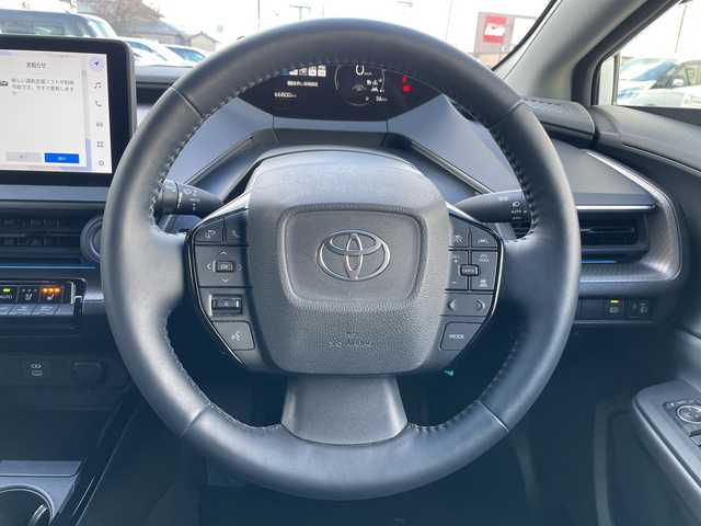 トヨタ プリウス Z 岐阜県 2024(令6)年 6.7万km プラチナホワイトパールマイカ 登録時走行距離66800ｋｍ/純正12.3型ディスプレイオーディオ/フルセグＴＶ/全方位カメラ（アラウンドビューモニター）/バックカメラ/Blue tooth・USB/ビルトインETC2.0/トヨタセーフティセンス/ブラインドスポットモニター/コーナーセンサー前後/レーダークルーズコントロール/レーンキープアシスト/LEDヘッドライト/オートマチックハイビーム/オートライト/横滑り防止装置/ドライブレコーダー/盗難防止装置/SRSエアバッグシステム運転席・助手席+サイド/カーテンエアバッグ/レザーシート/パワーシート運転席/エアシート前席/シートヒーター前席/電動リアゲート/純正フロアマット/ステアリングヒーター/プッシュスタート/スマートキー/スペアキー1本/アイドリングストップ/AC100V電源/ドアバイザー/保証書/記録簿/禁煙車