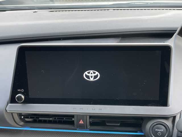 トヨタ プリウス Z 岐阜県 2024(令6)年 6.7万km プラチナホワイトパールマイカ 登録時走行距離66800ｋｍ/純正12.3型ディスプレイオーディオ/フルセグＴＶ/全方位カメラ（アラウンドビューモニター）/バックカメラ/Blue tooth・USB/ビルトインETC2.0/トヨタセーフティセンス/ブラインドスポットモニター/コーナーセンサー前後/レーダークルーズコントロール/レーンキープアシスト/LEDヘッドライト/オートマチックハイビーム/オートライト/横滑り防止装置/ドライブレコーダー/盗難防止装置/SRSエアバッグシステム運転席・助手席+サイド/カーテンエアバッグ/レザーシート/パワーシート運転席/エアシート前席/シートヒーター前席/電動リアゲート/純正フロアマット/ステアリングヒーター/プッシュスタート/スマートキー/スペアキー1本/アイドリングストップ/AC100V電源/ドアバイザー/保証書/記録簿/禁煙車