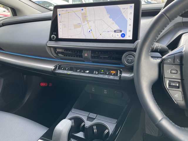 トヨタ プリウス Z 岐阜県 2024(令6)年 6.7万km プラチナホワイトパールマイカ 登録時走行距離66800ｋｍ/純正12.3型ディスプレイオーディオ/フルセグＴＶ/全方位カメラ（アラウンドビューモニター）/バックカメラ/Blue tooth・USB/ビルトインETC2.0/トヨタセーフティセンス/ブラインドスポットモニター/コーナーセンサー前後/レーダークルーズコントロール/レーンキープアシスト/LEDヘッドライト/オートマチックハイビーム/オートライト/横滑り防止装置/ドライブレコーダー/盗難防止装置/SRSエアバッグシステム運転席・助手席+サイド/カーテンエアバッグ/レザーシート/パワーシート運転席/エアシート前席/シートヒーター前席/電動リアゲート/純正フロアマット/ステアリングヒーター/プッシュスタート/スマートキー/スペアキー1本/アイドリングストップ/AC100V電源/ドアバイザー/保証書/記録簿/禁煙車