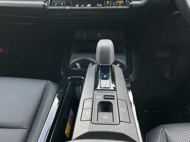 トヨタ プリウス Z 岐阜県 2024(令6)年 6.7万km プラチナホワイトパールマイカ 登録時走行距離66800ｋｍ/純正12.3型ディスプレイオーディオ/フルセグＴＶ/全方位カメラ（アラウンドビューモニター）/バックカメラ/Blue tooth・USB/ビルトインETC2.0/トヨタセーフティセンス/ブラインドスポットモニター/コーナーセンサー前後/レーダークルーズコントロール/レーンキープアシスト/LEDヘッドライト/オートマチックハイビーム/オートライト/横滑り防止装置/ドライブレコーダー/盗難防止装置/SRSエアバッグシステム運転席・助手席+サイド/カーテンエアバッグ/レザーシート/パワーシート運転席/エアシート前席/シートヒーター前席/電動リアゲート/純正フロアマット/ステアリングヒーター/プッシュスタート/スマートキー/スペアキー1本/アイドリングストップ/AC100V電源/ドアバイザー/保証書/記録簿/禁煙車